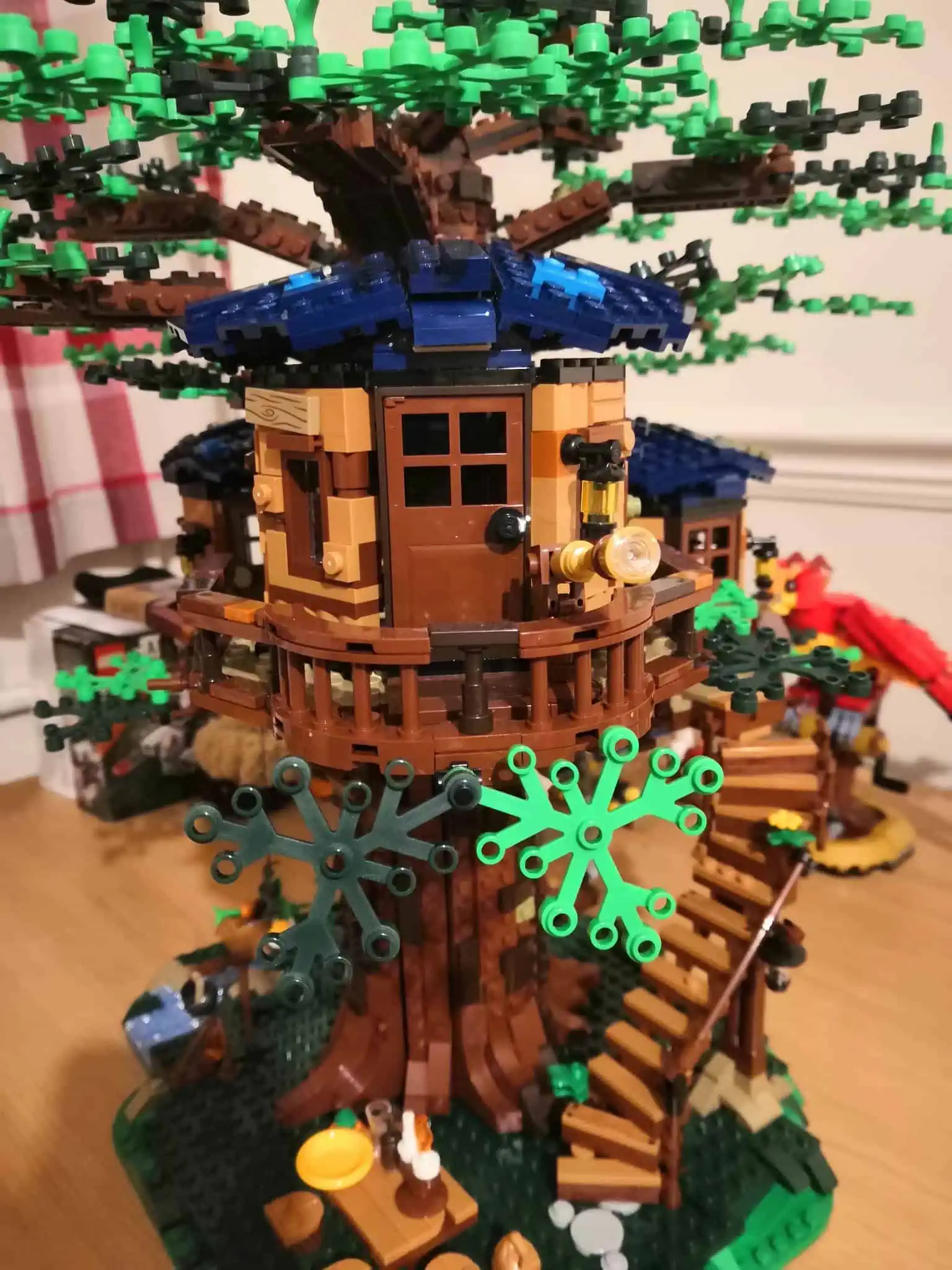 Finally completed the LEGO IDEAS Treehouse set. It's more beautiful and  phenomenal than I ever thought it could be. If it were possible to marry a  LEGO set, this would be the